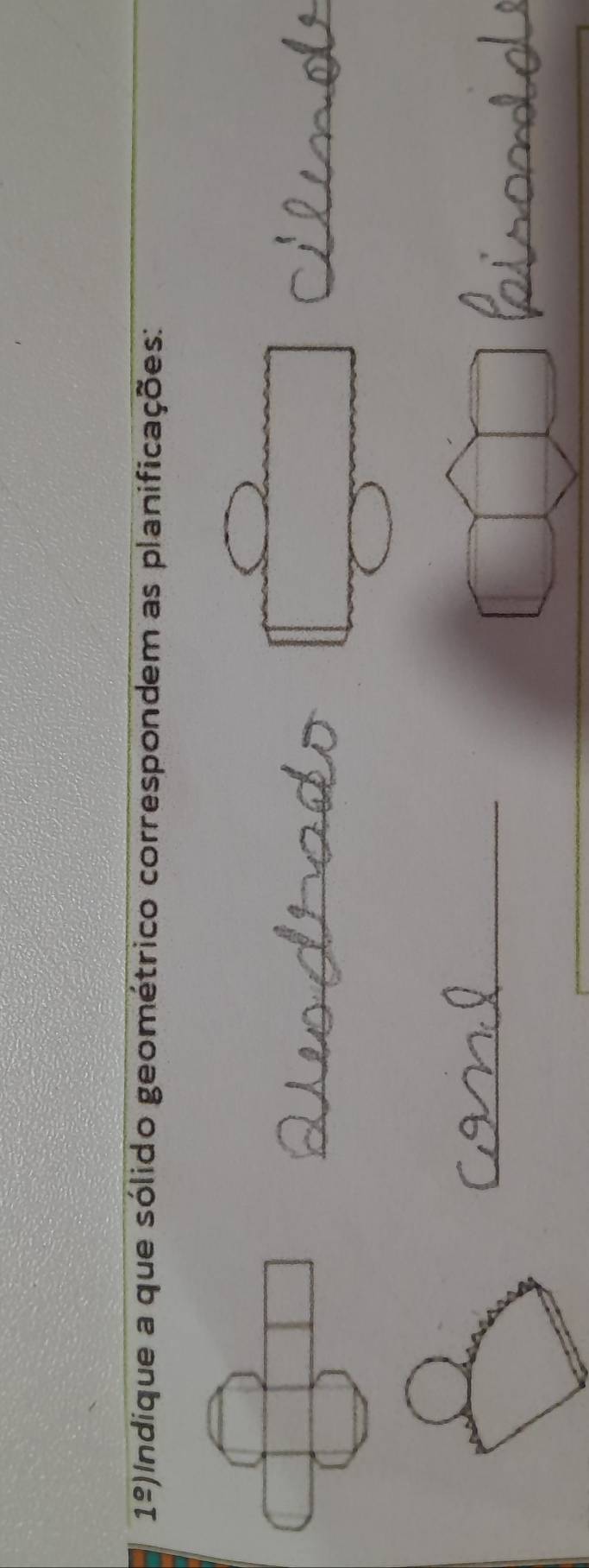 1^(_ circ)) Indique a que sólido geométrico correspondem as planificações: 
_ 
_ 
_