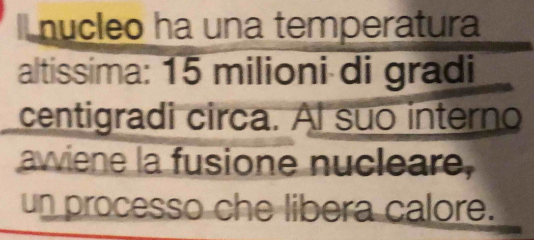 nucleo ha una temperatura 
altissima: 15 milioni di gradi 
centigradi circa. Al suo interno 
awiene la fusione nucleare, 
un processo che libera calore.