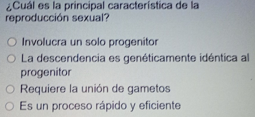 ¿Cuál es la principal característica de la
reproducción sexual?
Involucra un solo progenitor
La descendencia es genéticamente idéntica al
progenitor
Requiere la unión de gametos
Es un proceso rápido y eficiente