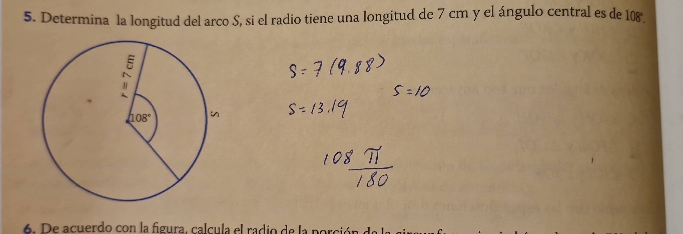 Determina la longitud del arco S, si el radio tiene una longitud de 7 cm y el ángulo central es de 108°.
6. De acuerdo con la figura, calcula el radio de la porción