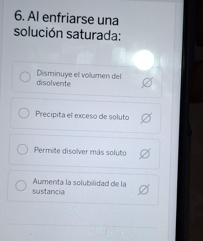 Al enfriarse una
solución saturada:
Disminuye el volumen del
disolvente
Precipita el exceso de soluto
Permite disolver más soluto
Aumenta la solubilidad de la
sustancia