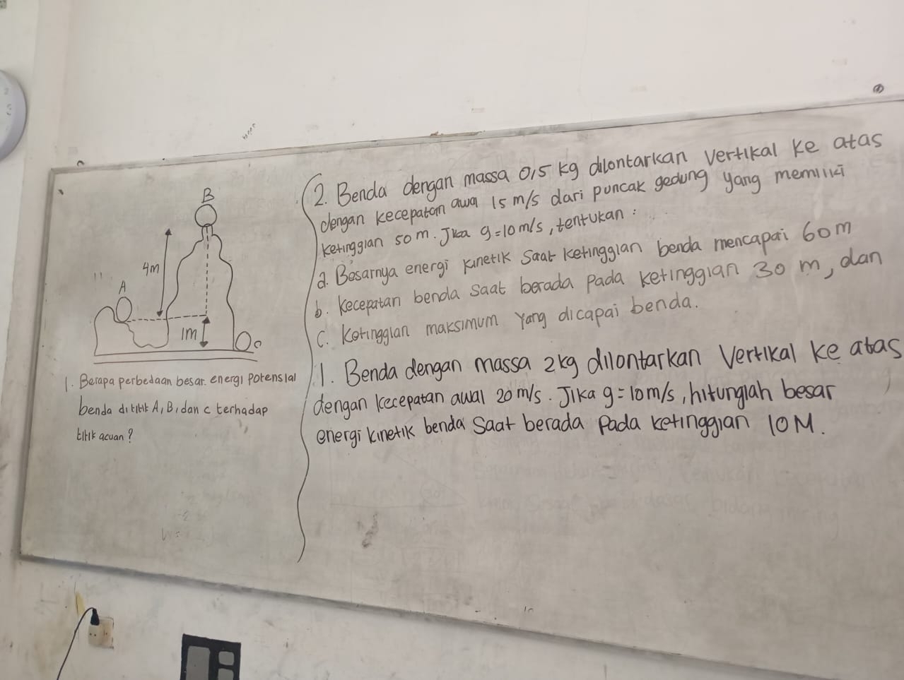 Benda dengan massa 015 kg diontarkcan vertkal ke atas 
dengan kecepatan awa 1s m/s dari poncak geding yang memliki 
ketingglan som. Juea g=10m/s , tentUkan: 
b. kecepatan benda saat berada Pada ketingglan 30 m, dan 
. Besarnya energi kunetrlk Saat ketingglan benda mencapai 6om
C. Ketingglan maksimum Yang dicapai benda. 
1. Berapa perbedaan besar. energ) porensla 1. Benda dengan massa 2kg dilontarkan Vertlkal ke atas 
benda dikilk A, B, dan cterhadap dengan kecepatan awal 20ms. Jika g=10m/s hitonglah besar 
lirk acuan? energikinetik benda Saat berada Pada ketinggran l0M.