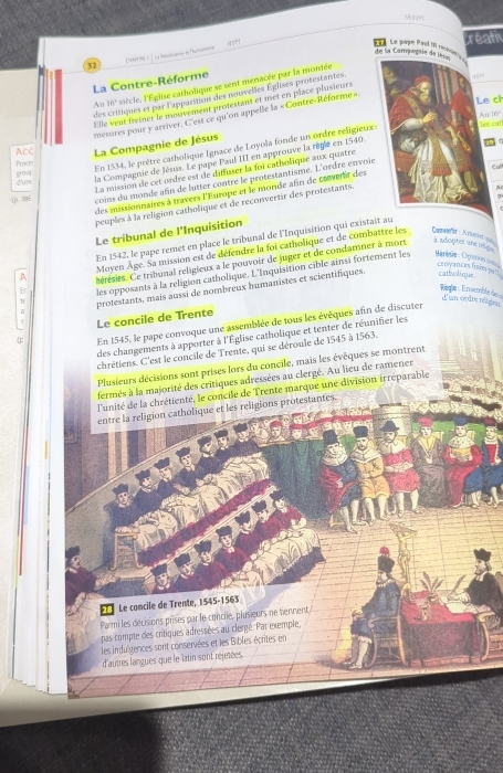 r&aï?
reati
ypr    Le pape Parl tn racns de la Compagaie de la=
32 DMPm  onancs e lurvine
La Contre-Réforme
A 36° 'èle, l'Église catholique se sent menacée par la montée
des critiques et par l'apparition des nouvelles Églises protestantes.
Elle vent freiner le mouvement protestant et met en place plusieurs
mesures pour y arriver. C'est ce qu'on appelle la « Contre-Réforme »
Le ch
es cat Au 16/
ACC  La Compagnie de Jésus
Procee
En 1534, le prêtre catholique Ignace de Loyola fonde un ordre religieux :
La mission de cet ordre est de diffuser la foi catholique aux quatre
groo dunc
la Compagnie de Jésus. Le pape Paul III en approuve la règle en 1540
 
(. ” coins du monde afin de latter contre le protestantisme. L'ordre envoie
des missionnaires à travers l'Europe et le monde afin de cœvertr des Cul
peuples à la religion catholique et de reconvertir des protestants.
Le tribunal de l'Inquisition   
En 1542, le pape remet en place le tribunal de l'Inquisition qui existait au
Moyen Âge. Sa mission est de défendre la foi catholique et de combattre les Comefía : Ar 
A  térésies. Ce tribunal religieux a le pouvoir de juger et de condamner à mort
a zdopter une néige
crovances ine y 
Er les opposants à la religion catholique. L'Inquisition cible ainsi fortement les
protestants, mais aussi de nombreux humanistes et scientifiques. catholique
Régle : Ensemblel d'un ordre réigins
a
f Le concile de Trente
En 1545, le pape convoque une assemblée de tous les évêques afin de discuter
des changements à apporter à l'Église catholique et tenter de réunifier les
chrétiens. C'est le concile de Trente, qui se déroule de 1545 à 1563.
Plusieurs décisions sont prises lors du concile, mais les évêques se montrent
fermés à la majorité des critiques adressées au clergé. Au lieu de ramener
l'unité de la chrétienté, le concile de Trente marque une division irréparable
entre la religion catholique et les religions protestantes.
1 Le concile de Trente, 1545-1563
Parmi les décisions prises par le concile, plusieurs ne tiennent
pas compte des critiques adressées au clergé. Par exemple
les indu'gences sont conservées et les Bibles écrites en
d'autres langues que le latin sont réjetées