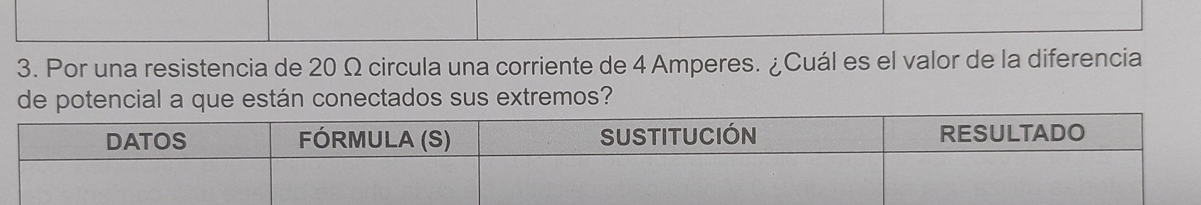 Por una resistencia de 20 Ω circula una corriente de 4 Amperes. ¿Cuál es el v 
de potencial a que están conectados sus extremos?