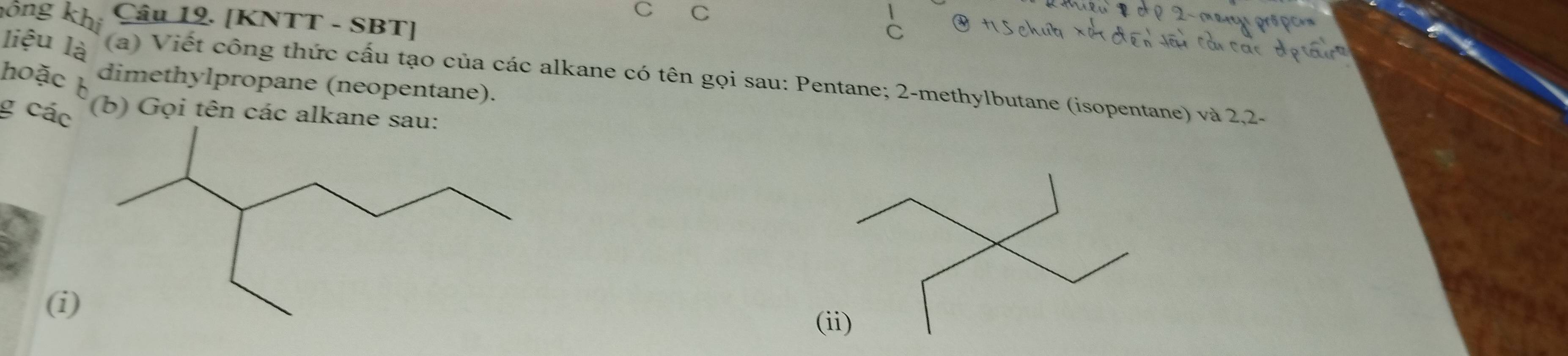 [KNTT - SBT] 
(a) Viết công thức cấu tạo của các alkane có tên gọi sau: Pentane; 2 -methylbutane (isopentane) và 2,2 - 
dimethylpropane (neopentane).
g c (b) Gọi tên các alkane sau: 
(i)