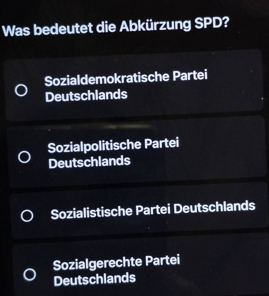 Was bedeutet die Abkürzung SPD?
Sozialdemokratische Partei
Deutschlands
Sozialpolitische Partei
Deutschlands
Sozialistische Partei Deutschlands
Sozialgerechte Partei
Deutschlands