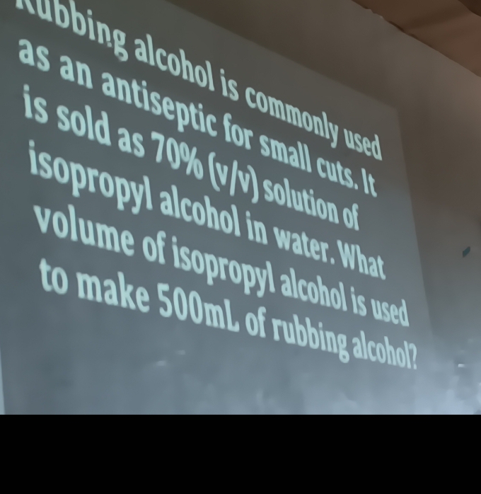 a ohol is commonly us 
as an antiseptic for small cuts. I 
a sod as 70 % (v /v) solution of 
asopropl alcohol in water. What 
volume of isopropyl alcohol is used 
to make 500mL of rubbing alcohol?