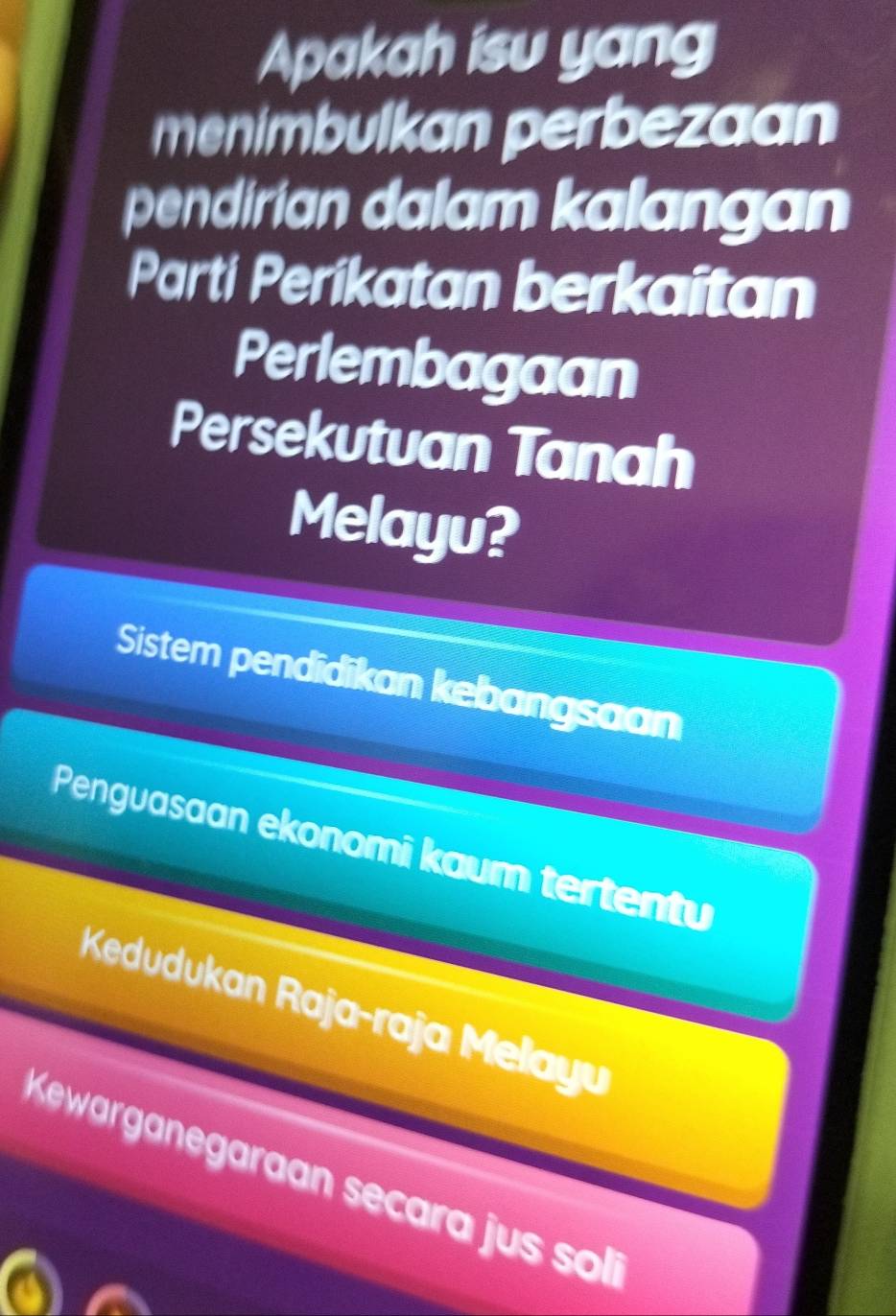 Apakah isu yang
menimbulkan perbezaan
pendirian dalam kalangan
Parti Perikatan berkaitan
Perlembagaan
Persekutuan Tanah
Melayu?
Sistem pendidikan kebangsaan
Penguasaan ekonomi kaum tertentu
Kedudukan Raja-raja Melayu
Kewarganegaraan secara jus so