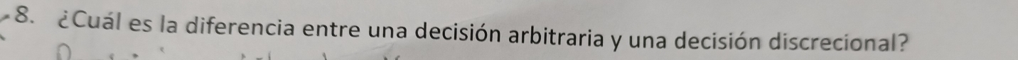 ¿Cuál es la diferencia entre una decisión arbitraria y una decisión discrecional?