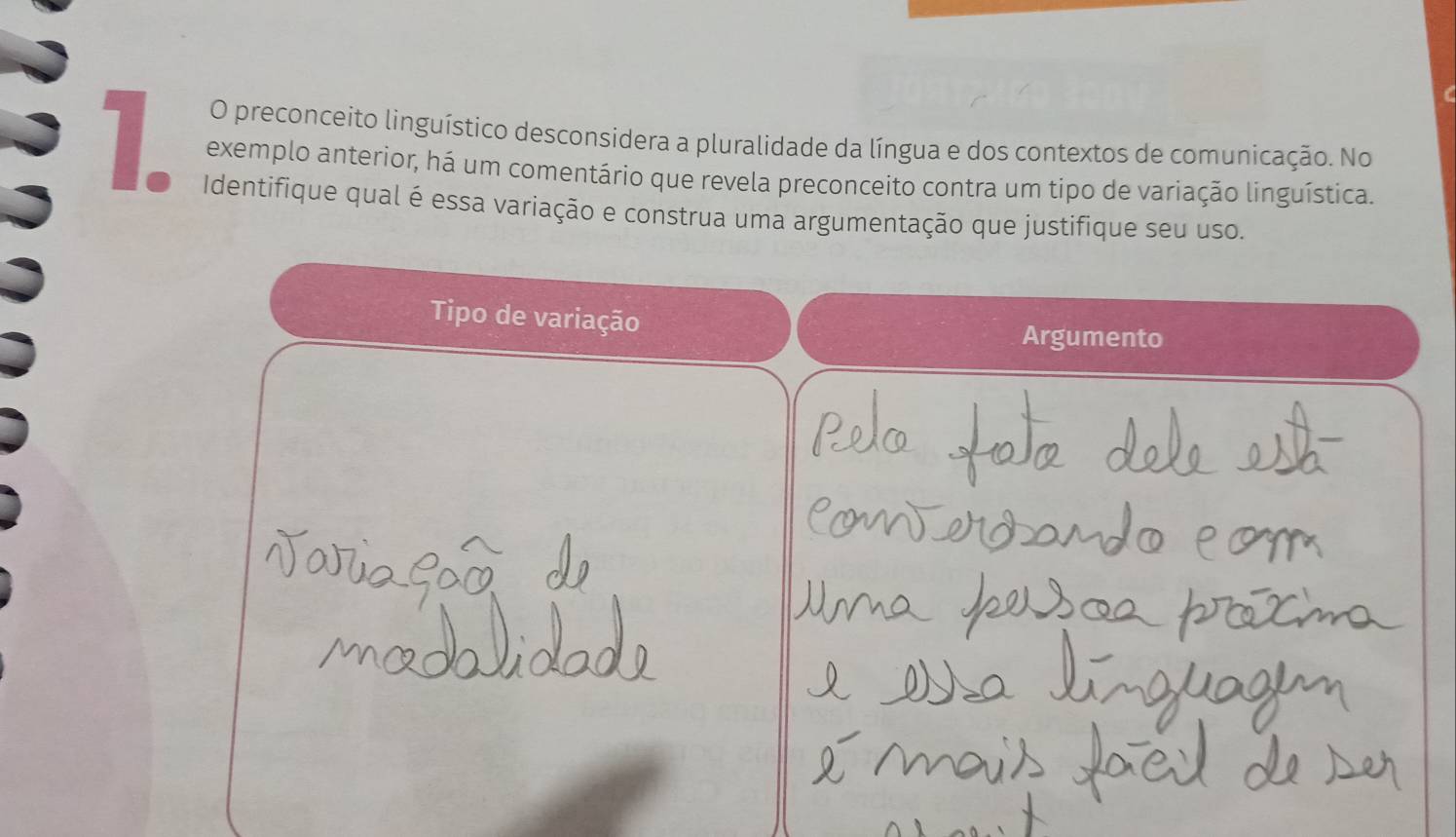 preconceito linguístico desconsidera a pluralidade da língua e dos contextos de comunicação. No 
1 exemplo anterior, há um comentário que revela preconceito contra um tipo de variação linguística. 
Identifique qual é essa variação e construa uma argumentação que justifique seu uso. 
Tipo de variação 
Argumento