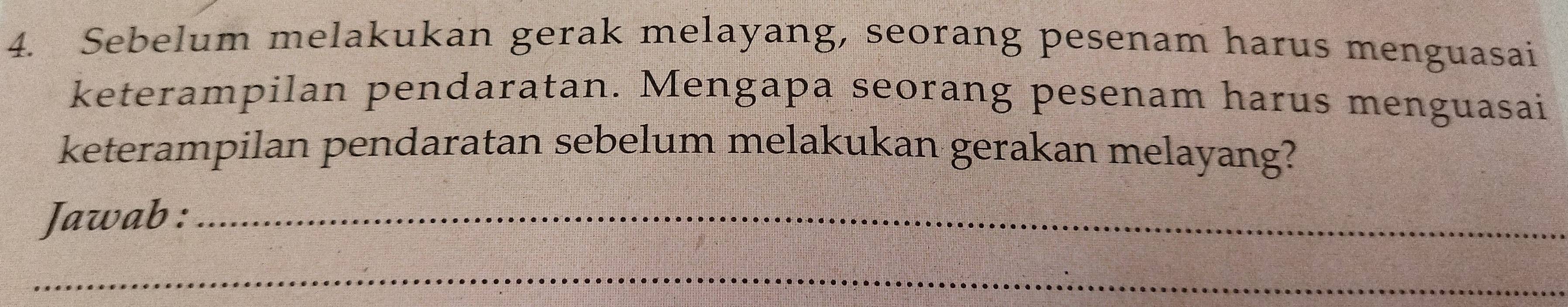 Sebelum melakukan gerak melayang, seorang pesenam harus menguasai 
keterampilan pendaratan. Mengapa seorang pesenam harus menguasai 
keterampilan pendaratan sebelum melakukan gerakan melayang? 
Jawab:_ 
_