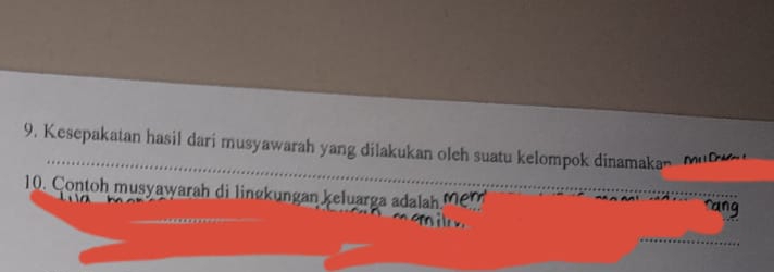 Kesepakatan hasil dari musyawarah yang dilakukan oleh suatu kelompok dinamakan Mu d 
10. Contoh musyawarah di lingkungan keluarga adalah. 
_ 
_