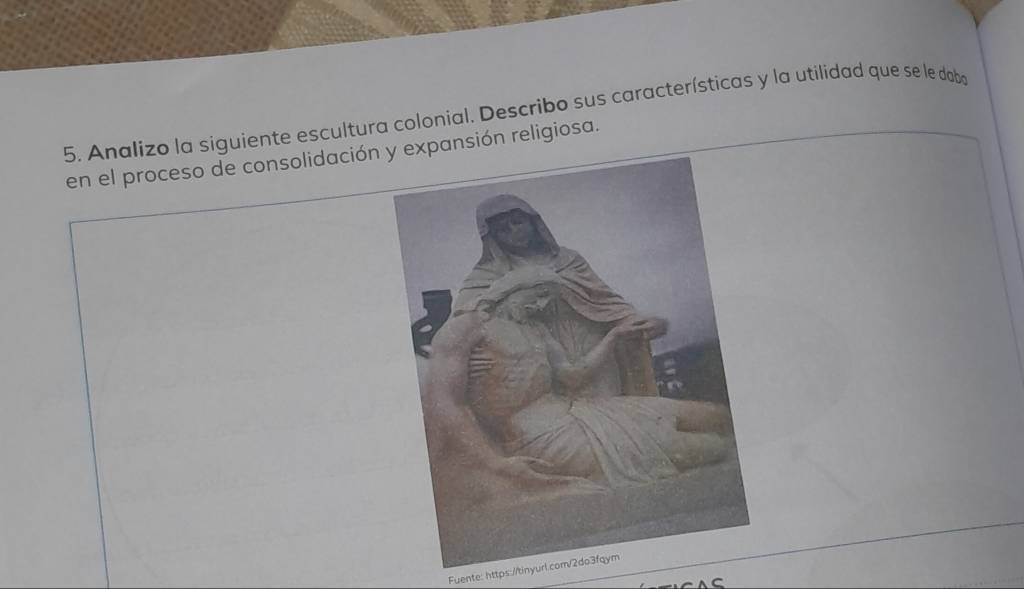 Analizo la siguiente escultura colonial. Describo sus características y la utilidad que se le daba 
en el proceso de consolidaciónpansión religiosa. 
Fuente: https://tinyurl.com/2do3faym