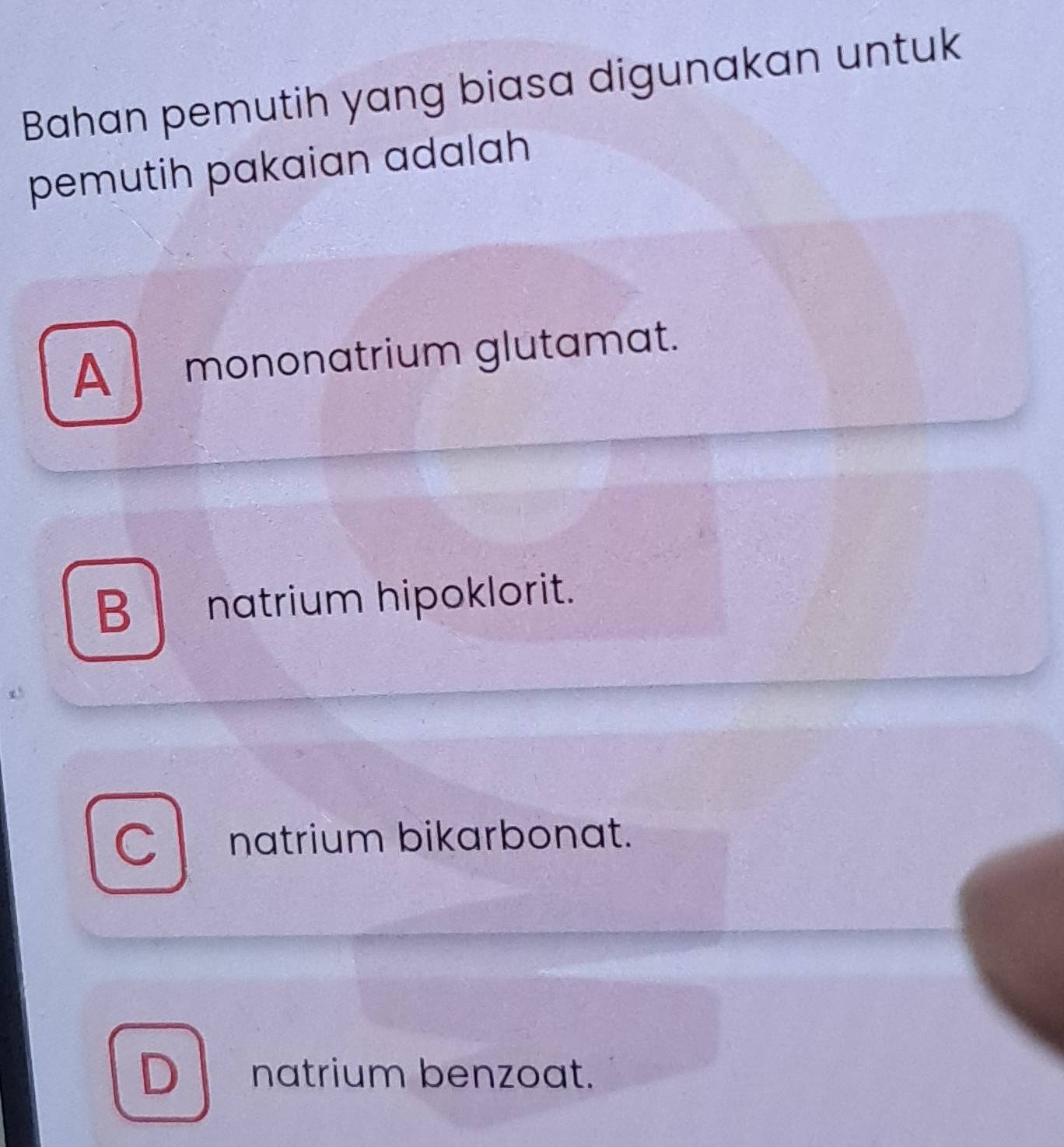 Bahan pemutih yang biasa digunakan untuk
pemutih pakaian adalah
A mononatrium glutamat.
B natrium hipoklorit.
Cl natrium bikarbonat.
D natrium benzoat.