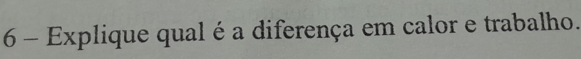 Explique qual é a diferença em calor e trabalho.