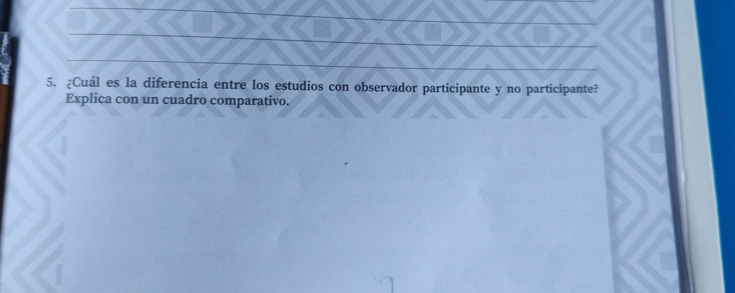 ¿Cuál es la diferencia entre los estudios con observador participante y no participante? 
Explica con un cuadro comparativo.