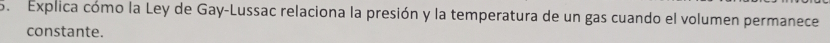 Explica cómo la Ley de Gay-Lussac relaciona la presión y la temperatura de un gas cuando el volumen permanece 
constante.