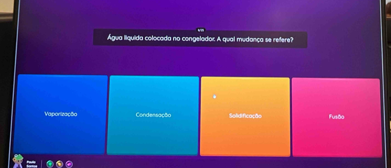 Água liquida colocada no congelador. A qual mudança se refere?
Vaporização Condensação Solidificação Fusão