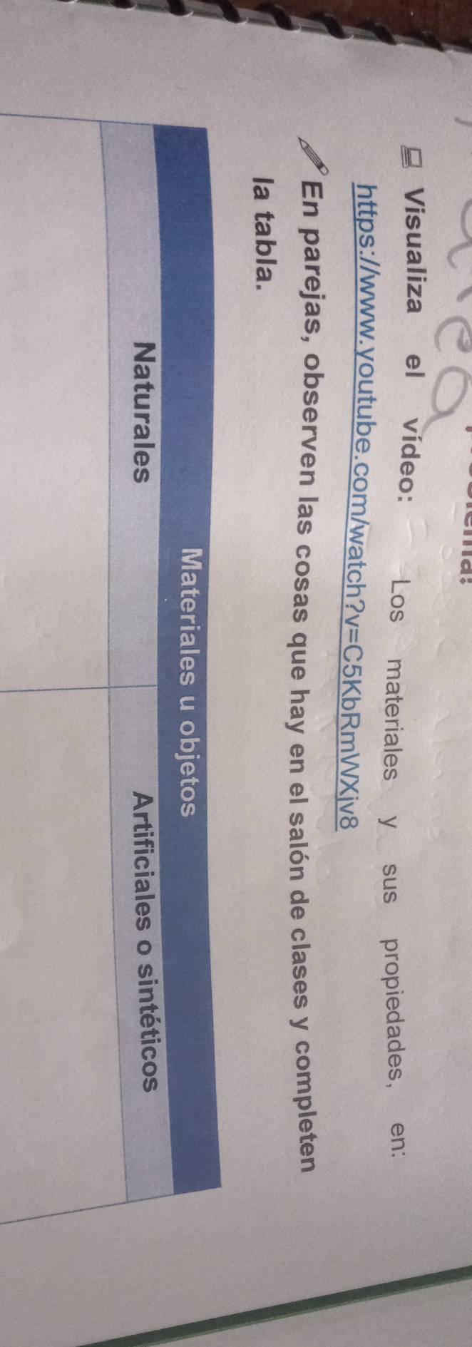 a 
Visualiza el vídeo: 
Los materiales y sus propiedades, en: 
https://www.youtube.com/watch?v=C5KbRmWXjv8 
En parejas, observen las cosas que hay en el salón de clases y completen 
la tabla.