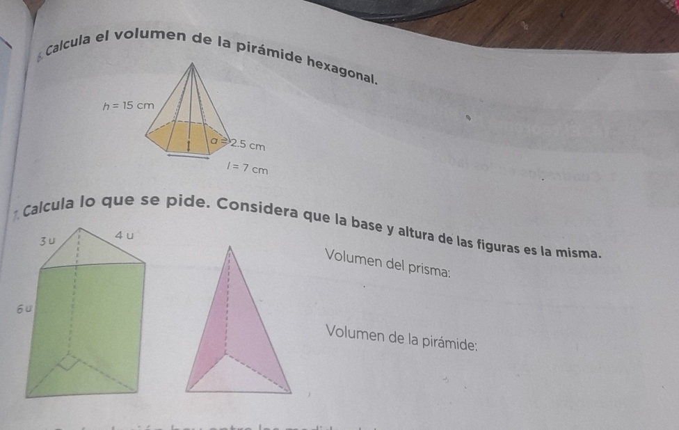 Calcula el volumen de la pirámde hexagonal.
Calcula lo que se pide. Considera que la base y altura de las figuras es la misma
Volumen del prisma:
Volumen de la pirámide: