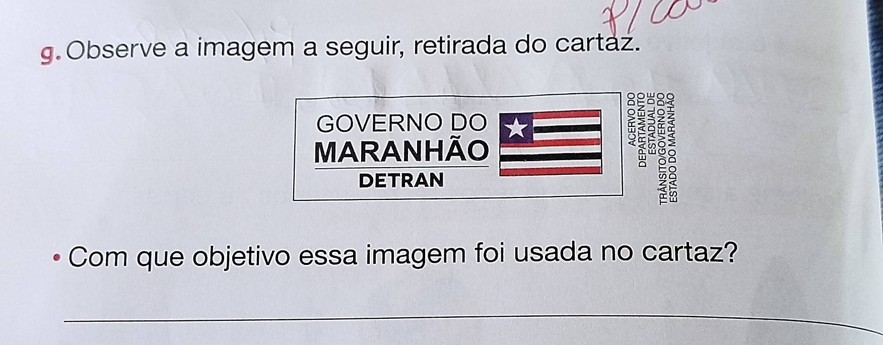 Observe a imagem a seguir, retirada do cartaz. 
8 ४8१ 
GOVERNO DO 
> 9 § 
MARANHÃO 
DETRAN 
Com que objetivo essa imagem foi usada no cartaz? 
_