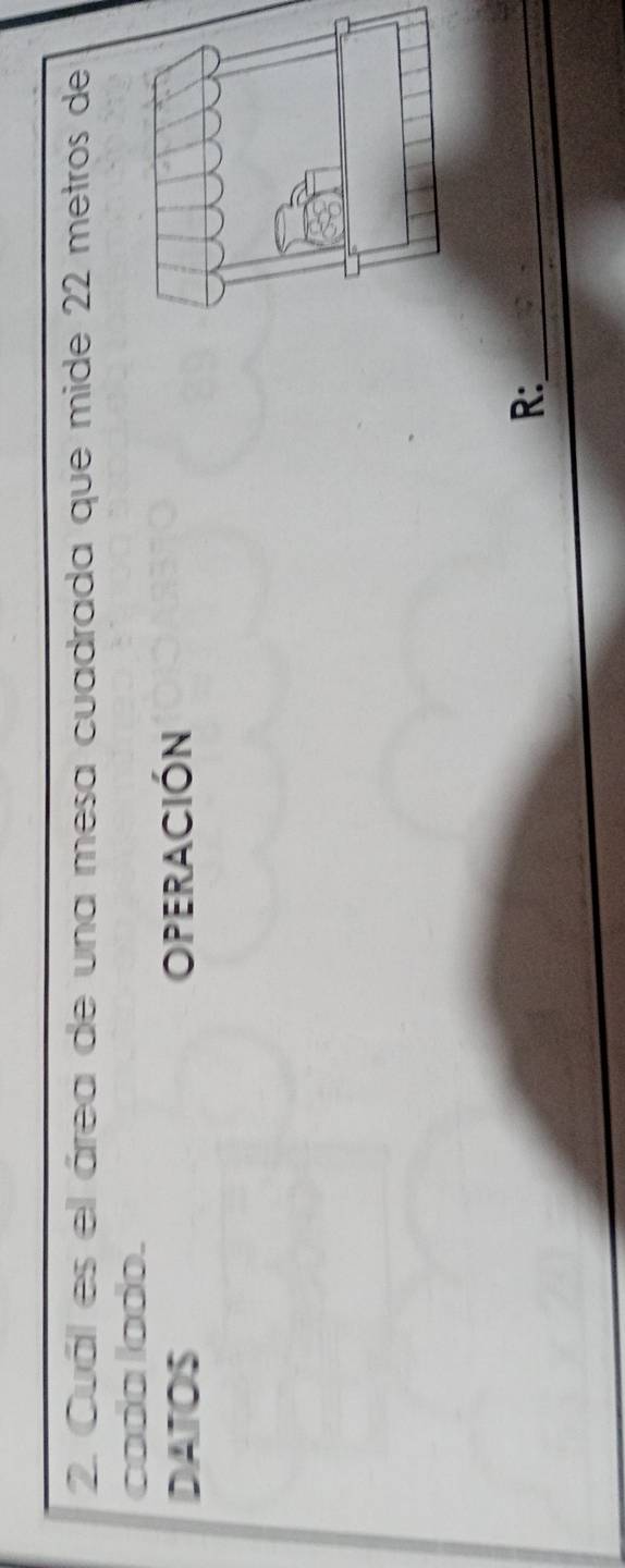 Cuál es el área de una mesa cuadrada que mide 22 metros de 
cada lodo. 
DATOS OPeRACIóN 
R:_