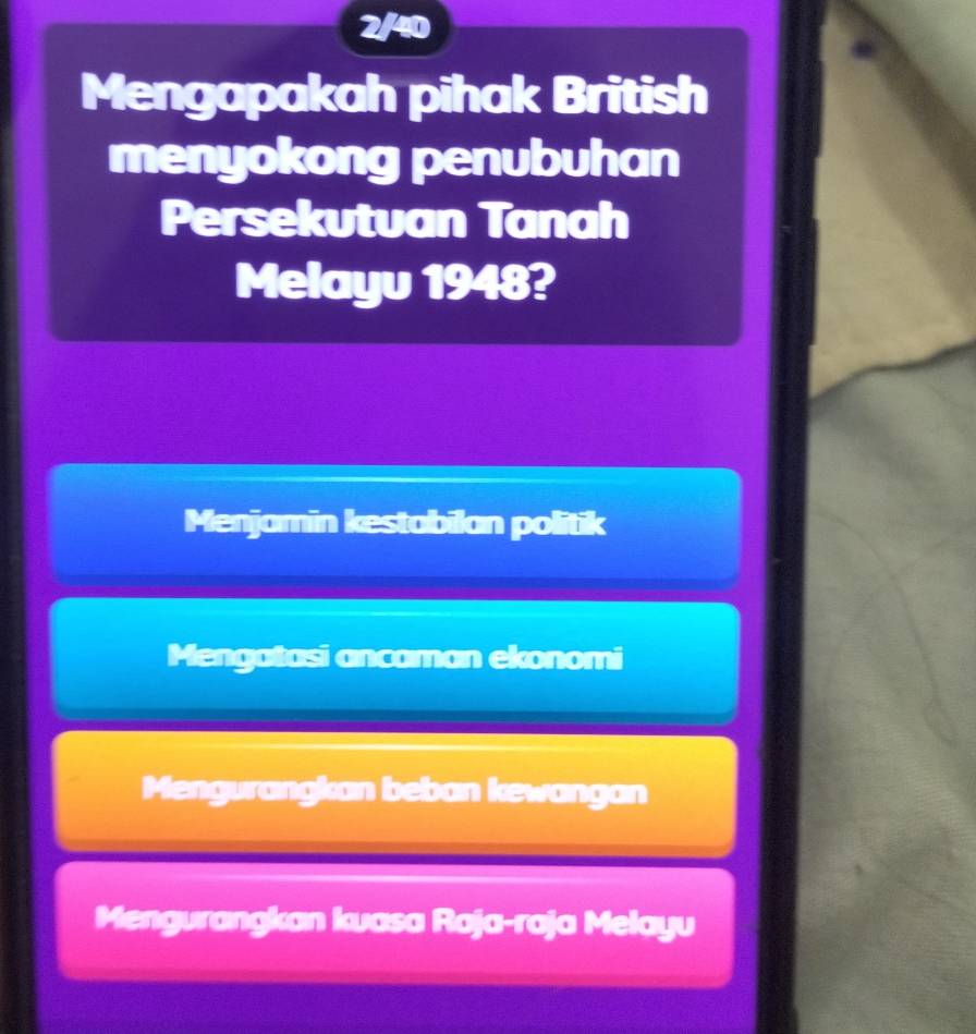 2/40
Mengapakah pihak British
menyokong penubuhan
Persekutuan Tanah
Melayu 1948?
Menjamin kestabilan politik
Mengatasi ancaman ekonomi
Mengurangkan beban kewangan
Mengurangkan kuasa Raja-raja Melayu