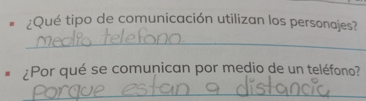 # ¿Qué tipo de comunicación utilizan los personajes? 
_ 
¿Por qué se comunican por medio de un teléfono? 
_