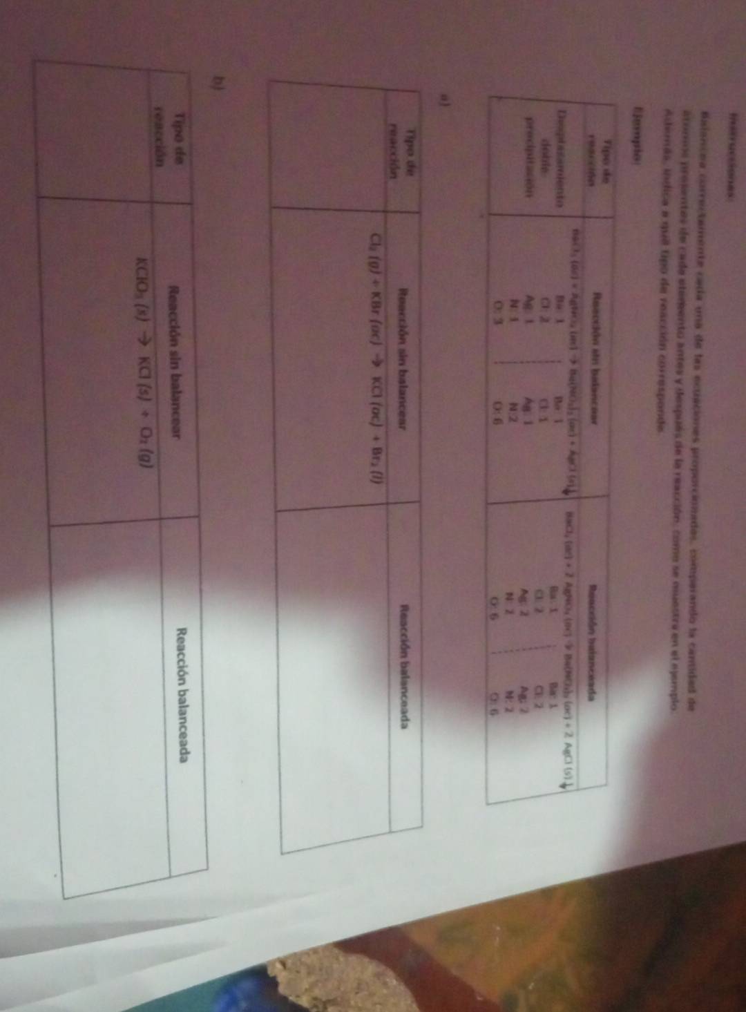 Intructiones
Balancea correctamente cada una de las ecuaciones proporcionadas, comparando la camidad de
atoros presentes de cade etemento antes y después de la reacción, como se muestre en el ejemplo
Aderás, indica a quil tipo de reacción corresponde
Eempio
0)