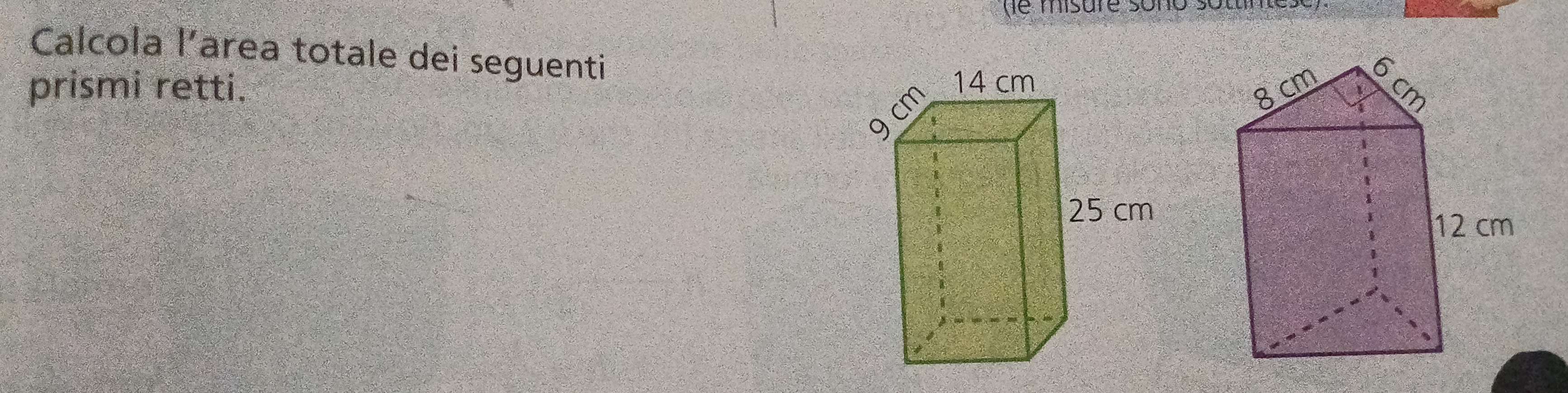 Calcola l’area totale dei seguenti 
prismi retti.