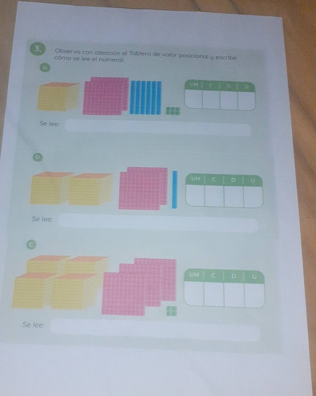 Observa con atención el Tablero de valor posicional y escribe 
cómo se lee el numeral. 
a 
UM C D 
Se lee: 
b 
UM C D U 
Se lee: 
C. 
Se lee: