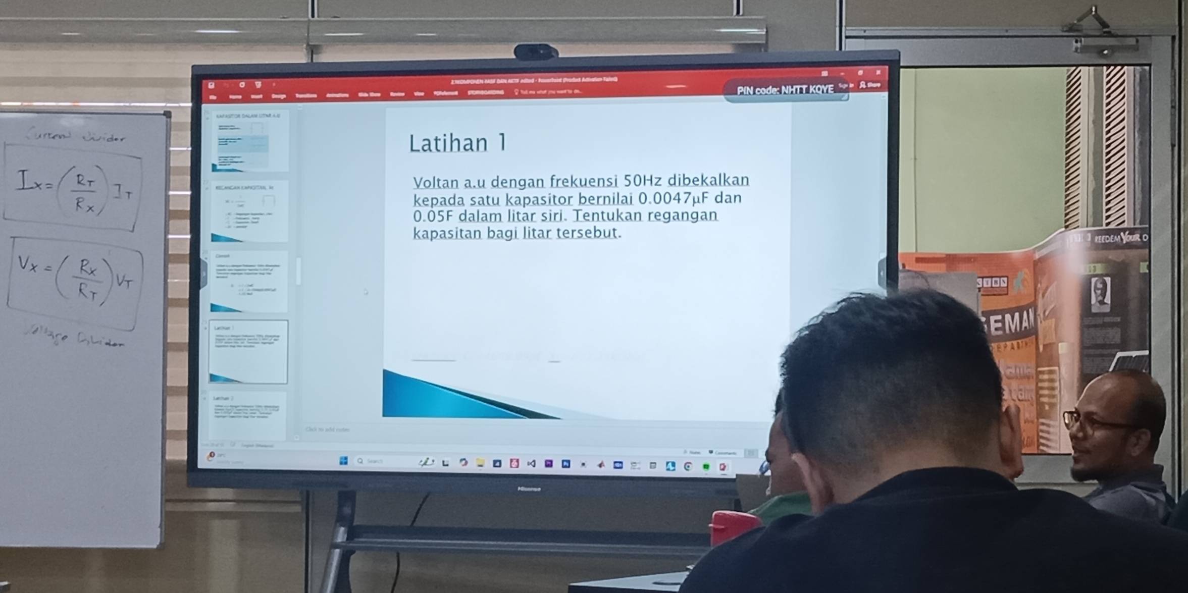 PIN code: NHTT KQYE ' ' 8' 
Latihan 1 
Voltan a.u dengan frekuensi 50Hz dibekalkan 
kepada satu kapasitor bernilai 0.0047µF dan
0.05F dalam litar siri. Tentukan regangan 
kapasitan bagi litar tersebut. 
ReedeM Your O