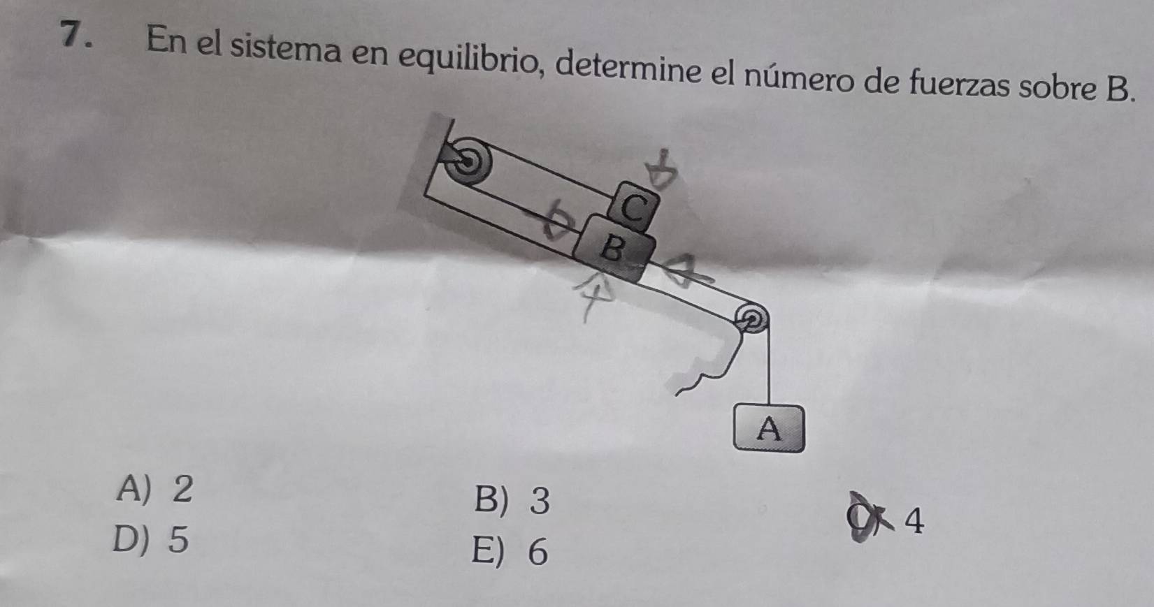 En el sistema en equilibrio, determine el número de fuerzas sobre B.
A) 2 B) 3
4
D) 5 E) 6