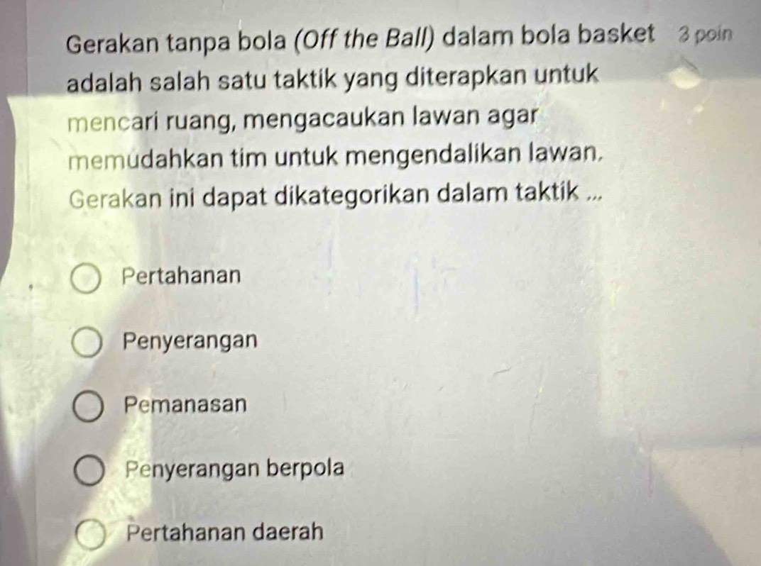 Gerakan tanpa bola (Off the Ball) dalam bola basket 3 poin
adalah salah satu taktik yang diterapkan untuk
mencari ruang, mengacaukan lawan agar
memudahkan tim untuk mengendalikan lawan.
Gerakan ini dapat dikategorikan dalam taktik ...
Pertahanan
Penyerangan
Pemanasan
Penyerangan berpola
Pertahanan daerah