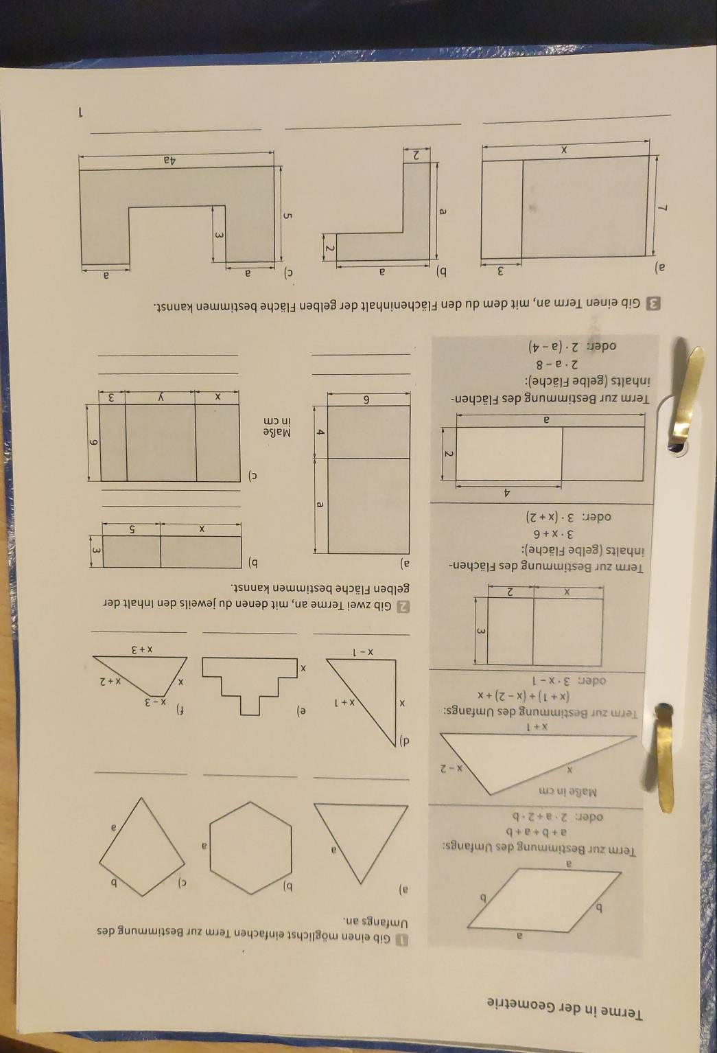 Terme in der Geometrie
Gib einen möglichst einfachen Term zur Bestimmung des
Umfangs an.
 
c) b
Term zur Bestimmung des Umfangs:
a+b+a+b
a
oder: 2· a+2· b
_
_
_
Term zur Bestimmung des Umfangs: f) x-3
(x+1)+(x-2)+x
oder: 3· x-1 x+2
_
x+3
_
_
Gib zwei Terme an, mit denen du jeweils den Inhalt der
gelben Fläche bestimmen kannst.
Term zur Bestimmung des Flächen- b)
inhalts (gelbe Fläche):
m
3· x+6
x 5
_
oder: 3· (x+2)
_
c)
Maße
in cm
Term zur Bestimmung des Flächen-
inhalts (gelbe Fläche):
__
_
_
2· a-8
oder: 2· (a-4)
* Gib einen Term an, mit dem du den Flächeninhalt der gelben Fläche bestimmen kannst.
_
_
_
1