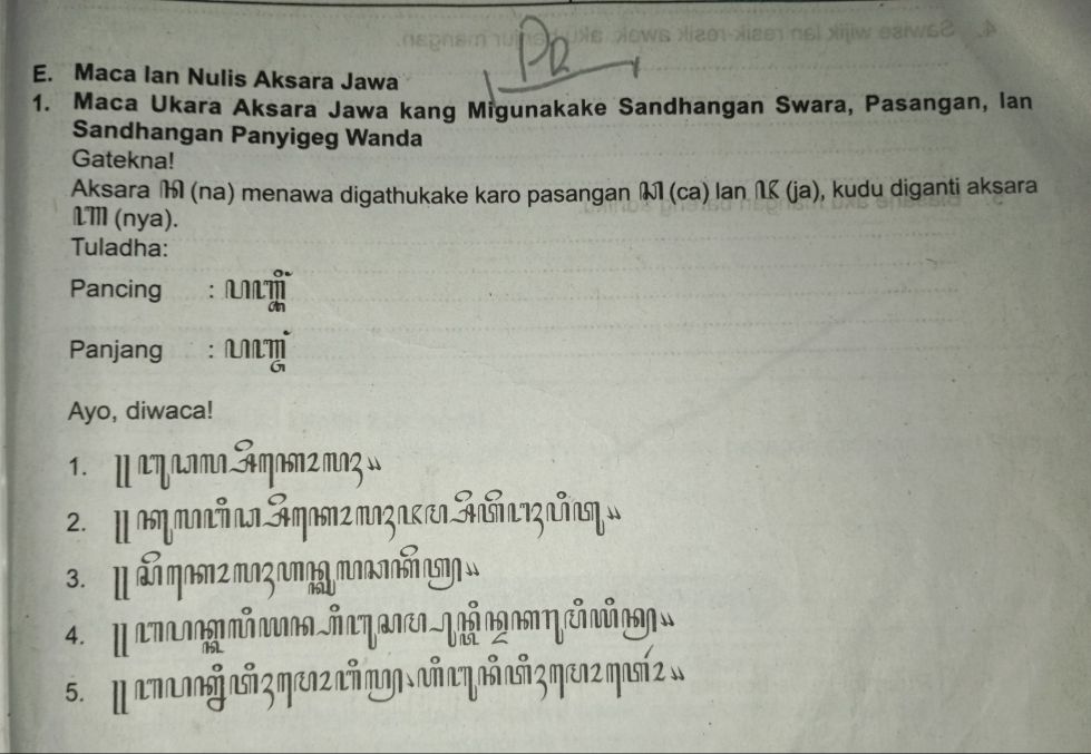 Maca Ian Nulis Aksara Jawa 
1. Maca Ukara Aksara Jawa kang Migunakake Sandhangan Swara, Pasangan, lan 
Sandhangan Panyigeg Wanda 
Gatekna! 
Aksara (na) menawa digathukake karo pasangan |w|(ca) lan 1.K(ja) , kudu diganti aksara
1'M (nya). 
Tuladha: 
Pancing : MÀ 
Panjang : M 
Ayo, diwaca! 
1. I aγanma Gmasm2 ma² » 
2. μ afmaañan Fmanz mozagra Fñarzaña 
3. Ⅱ L ηα2 πα² πη mnα αα
5. Ⅱ aπano a 3ηa2 πñ ηŋ αñ η aññ3 ηea2 ηasí2