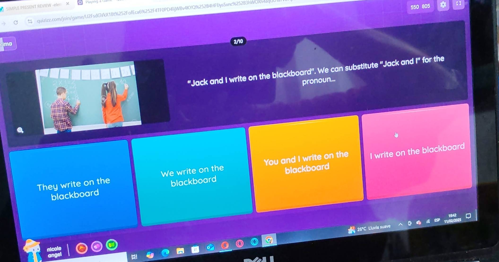 SIMPLE PRESENT REVIEW -elen Playing
550 805
% quizizz.com/join/game/U2FsdGVkX18t%252FofEca6%252F4TF0PD4lijWBv4KYQ%252B4HFfJys5xnc%252B3hWOXh4aq
ma
"Jack and I write on the blackboard". We can substitute "Jack and I" for the
pronoun...
They write on the We write on the You and I write on the I write on the blackboard
blackboard blackboard blackboard
26°C Lluvia suave