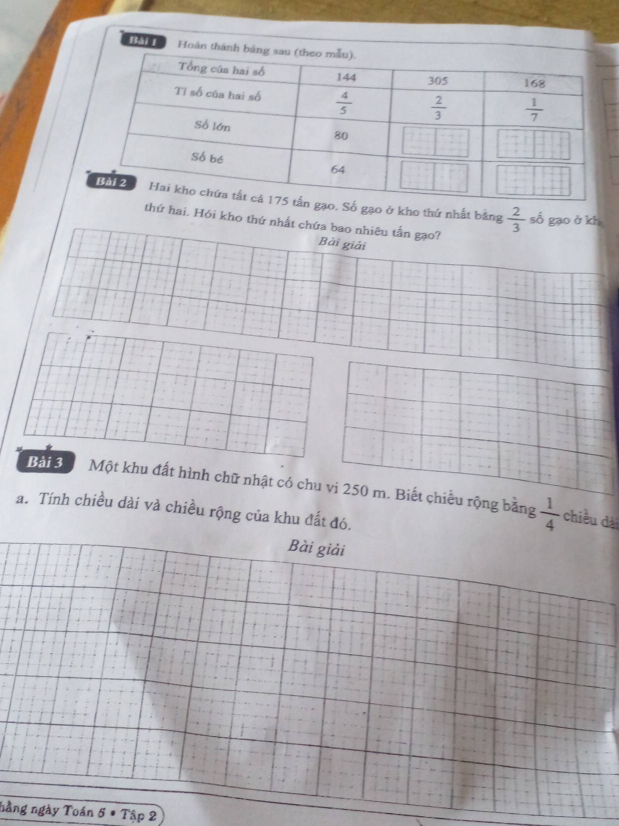 Bải 1 Hoàn t
gạo ở kho thứ nhất băng  2/3  số gạo ở kh
hứ hai. Hỏi kho thứ nhất chứa bao nhiêu tấn gạo?
Bài giải
Bài 3 Một khu đất hình chữ nhật có chu vi 250 m. Biết chiều rộng bằng  1/4 
a. Tính chiều dài và chiều rộng của khu đất đó.
chiều dài
Bài giải
hằng ngày Toán 6· Tap2