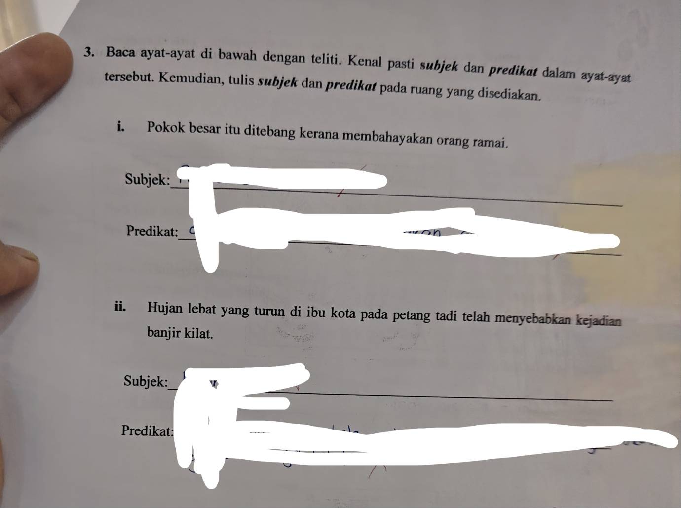 Baca ayat-ayat di bawah dengan teliti. Kenal pasti subjek dan predikat dalam ayat-ayat 
tersebut. Kemudian, tulis subjek dan predikat pada ruang yang disediakan. 
i. Pokok besar itu ditebang kerana membahayakan orang ramai. 
Subjek: 
Predikat: C 
ii. Hujan lebat yang turun di ibu kota pada petang tadi telah menyebabkan kejadian 
banjir kilat. 
Subjek: 
) 
Predikat: