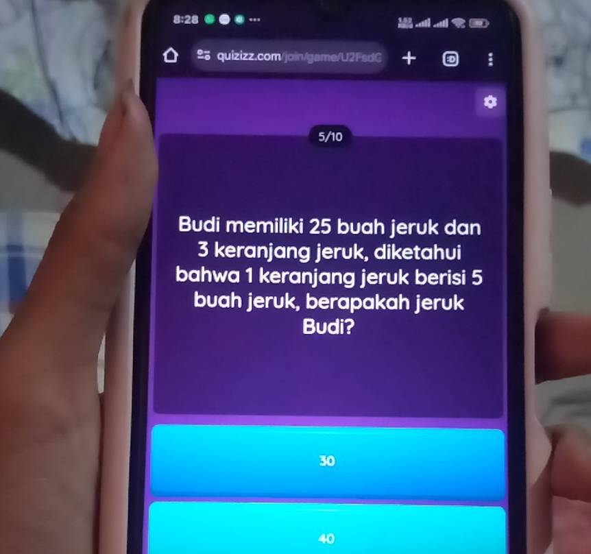 5/10 
Budi memiliki 25 buah jeruk dan
3 keranjang jeruk, diketahui 
bahwa 1 keranjang jeruk berisi 5
buah jeruk, berapakah jeruk 
Budi?
30