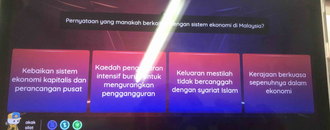 Pernyataan yang manakah berkai engan sistem ekonomi di Malaysia?
Kebaikan sistem Kaedah p en ran Keluaran mestilah Kerajaan berkuasa
ekonomi kapitalis dan intensif bur ntuk sepenuhnya dalam
mengurangkan tidak bercanggah
perancangan pusat penggangguran dengan syariat Islam ekonomi
akak