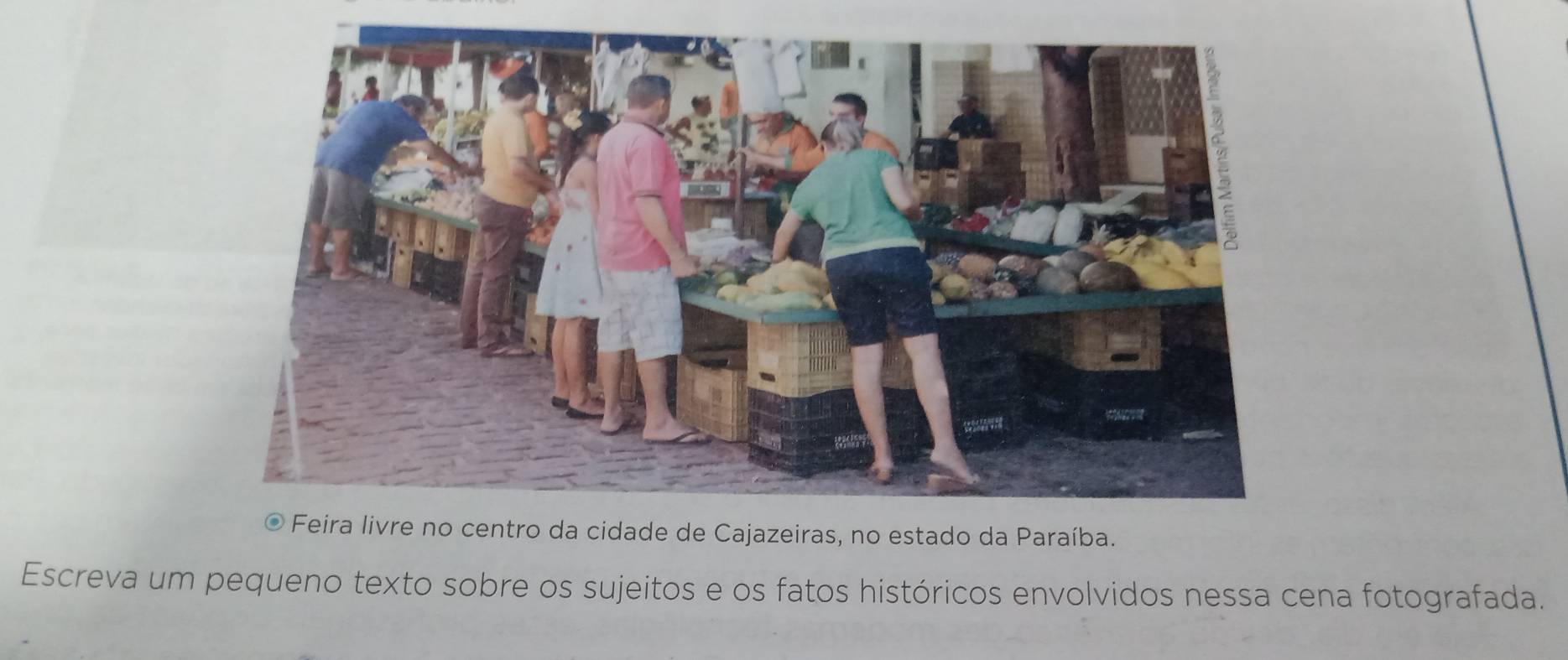 ras, no estado da Paraíba. 
Escreva um pequeno texto sobre os sujeitos e os fatos históricos envolvidos nessa cena fotografada.