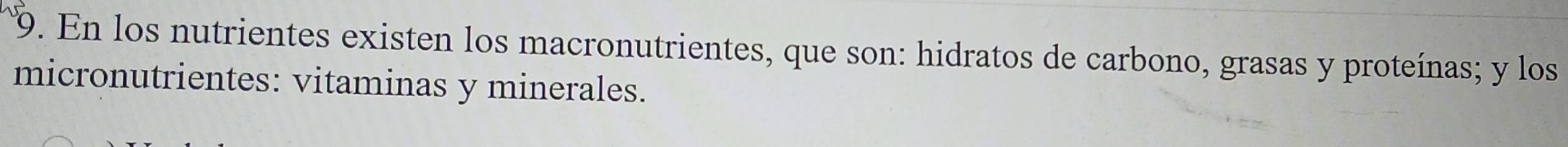 En los nutrientes existen los macronutrientes, que son: hidratos de carbono, grasas y proteínas; y los 
micronutrientes: vitaminas y minerales.