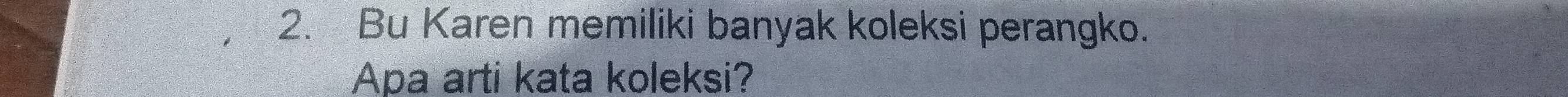 Bu Karen memiliki banyak koleksi perangko. 
Apa arti kata koleksi?