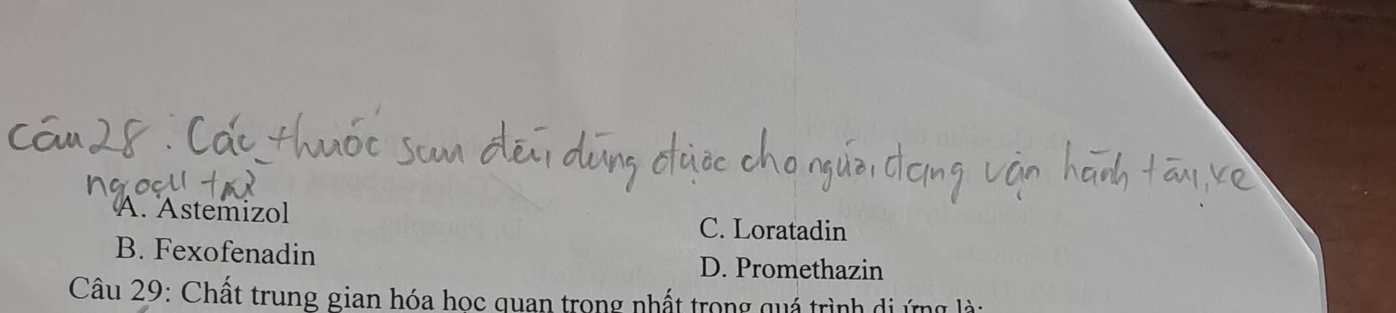 A. Astemizol C. Loratadin
B. Fexofenadin
D. Promethazin
Câu 29: Chất trung gian hóa học quan trong nhất trong quá trình di ứng là: