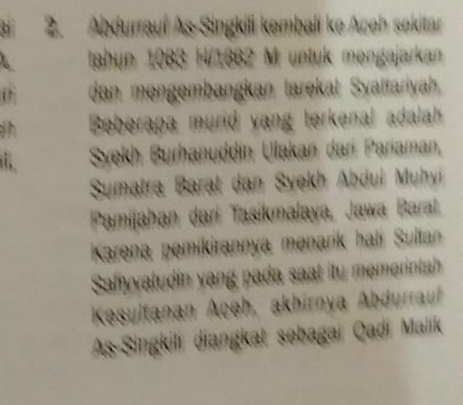 Abdurrauí As-Singkili kembali ke Aceh sokitar 
Jahun 1083 H/1862 M untuk mongajarkan 
dan mengembangkan tarekat Syattariyah. 
j h Beberapa murid yang terkenal adalah 
i. Syekh Burhanuddin Ulakan dari Pariaman, 
Sumatra Barat dan Syekh Abdul Muhyi 
Pamijahan dari Tasikmalaya, Jawa Barał 
Karena pemikirannya menarik hali Sultan 
Safyyatudin yang pada saat itu memerintah 
Kesultanan Aceh, akhírnya Abdurrauf 
As-Singkili diangkat sebagai Qadi Malík