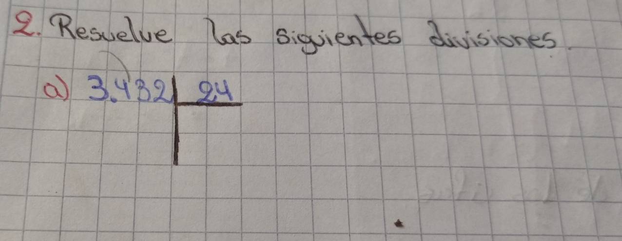 Resuelve las siguientes divisiones. 
a 3.432frac 24□ endarray 