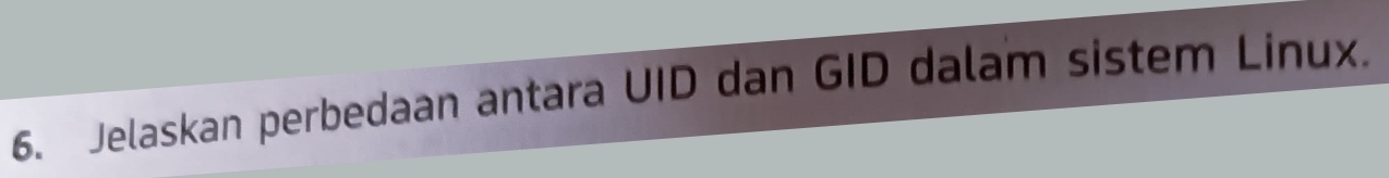 Jelaskan perbedaan antara UID dan GID dalam sistem Linux.