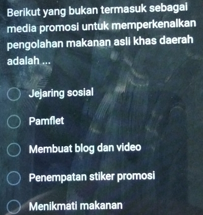 Berikut yang bukan termasuk sebagai
media promosi untuk memperkenalkan
pengolahan makanan asli khas daerah
adalah ...
Jejaring sosial
Pamflet
Membuat blog dan video
Penempatan stiker promosi
Menikmati makanan