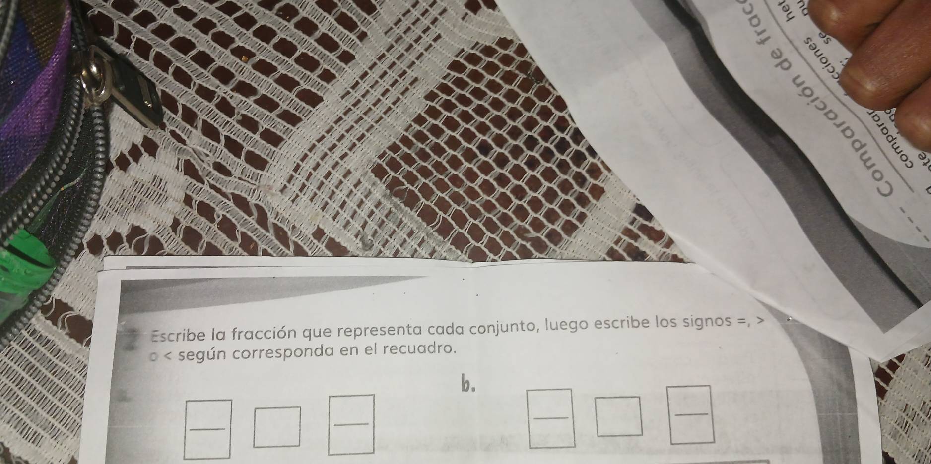 as 
5 
Escribe la fracción que representa cada conjunto, luego escribe los signos =, > 
< según corresponda en el recuadro. 
b. 
_ 
_ 
_ 
_